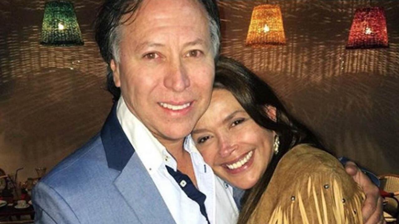 Carolina Arregui saludó en el cumpleaños número 63 a su marido Roy Sothers.