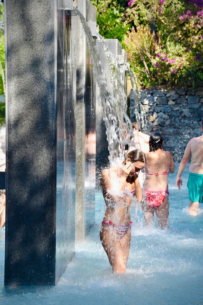 Disminuir la tensión muscular, mejorar la apariencia de la piel y aumentar la circulación sanguínea son algunos de los beneficios más conocidos de las aguas termales.  Fotos: Freepik y Unsplash.