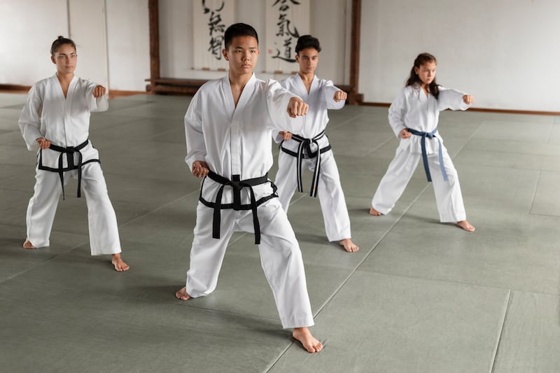 El taekwondo es un arte marcial tradicional coreana que se practica en todo el mundo, ofreciendo beneficios físicos, mentales y sociales. Foto: Freepik.