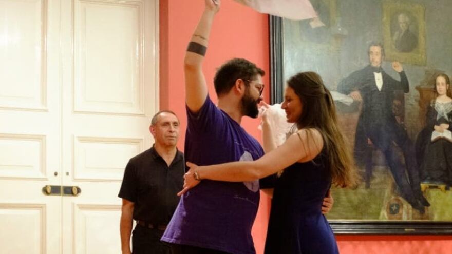 Boric bailando cueca con Irina Karamanos