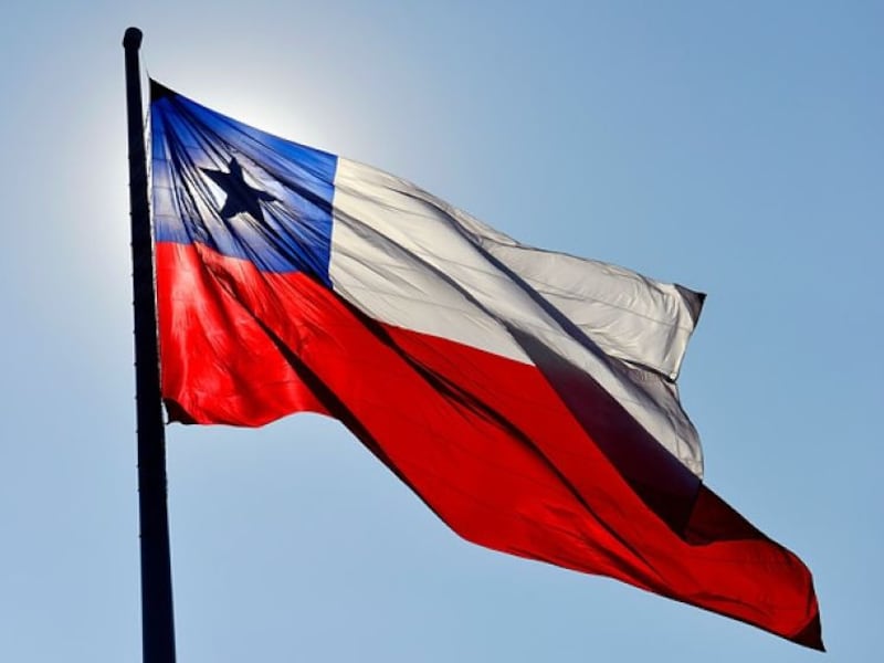 Puro Chile es tu cielo azulado...: Cámara Baja aprueba obligación de entonar himno nacional e izar la bandera en colegios