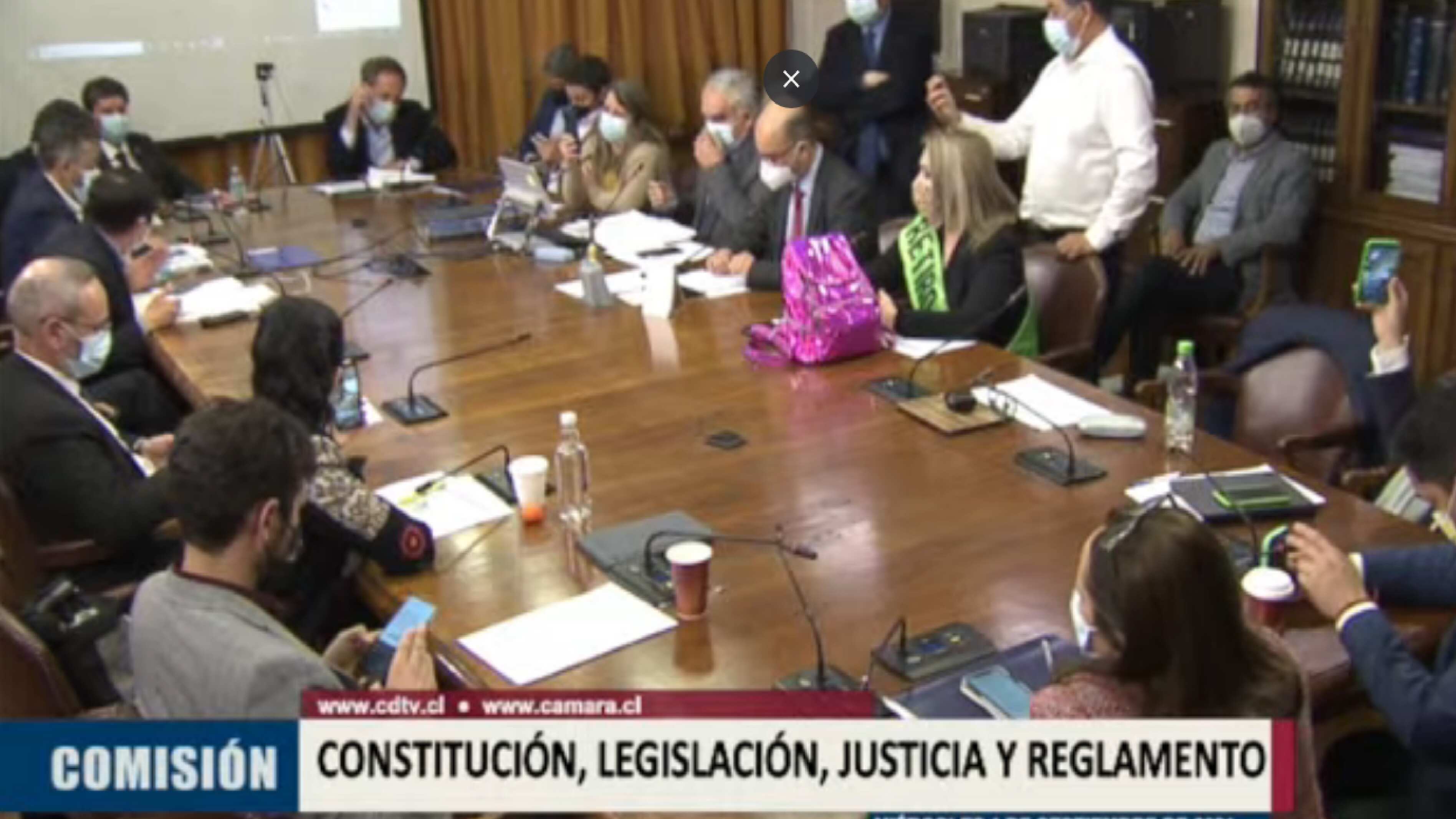 la comisión de constitución en sesión.