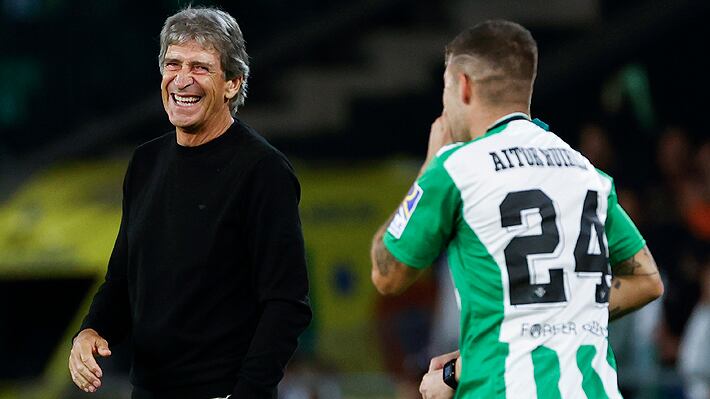 Pese a tener bastante mesura en sus declaraciones y mostrar una faceta más bien seria cada vez que debe intervenir ante los micrófonos, el técnico del Real Betis, el chileno Manuel Pellegrini, también se da tiempo para hacer bromas con sus dirigidos.
Así lo hizo saber Aitor Ruibal, polifuncional jugador de la escuadra verdiblanca, quien en conversación con radio Marca Sevilla confesó un jocoso "desafío" del "Ingeniero", en la previa de la goleada por 3-0 sobre HJK, por la última fecha de la UEFA Europa League.
"Por la mañana me dijo que me iba a dar 45 minutos para demostrarle si era atacante o defensor y con la broma que tenemos mucho, porque el míster es bastante bromista, le dije que en 45 minutos me sobra para meter un doblete", indicó el español, autor de dos tantos ante el cuadro finés.
"Y mira, pasó, casualidades de la vida o motivaciones, se dio y en se momento le dije que tranquilo, que podía confiar en mí", complementó el hispano, quien por lo general se desempeña como carrilero por la izquierda.
Desde el citado medio también le preguntaron en tono de broma si acaso debió guardarse algunos tantos para el clásico de mañana ante Sevilla, a lo que Ruibal contestó: "Mejor meter los dos goles y que el domingo metamos más".
"Heliopolitanos" y nervionenses se verán las caras en el Benito Villamarín a partir de las 17 horas.