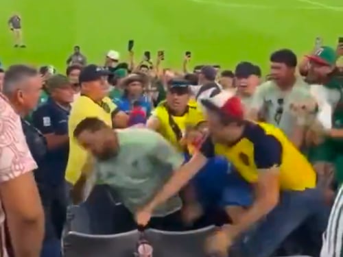 ¡Hubo golpes aparatosos! Captan brutal pelea entre aficionados mexicanos y ecuatorianos