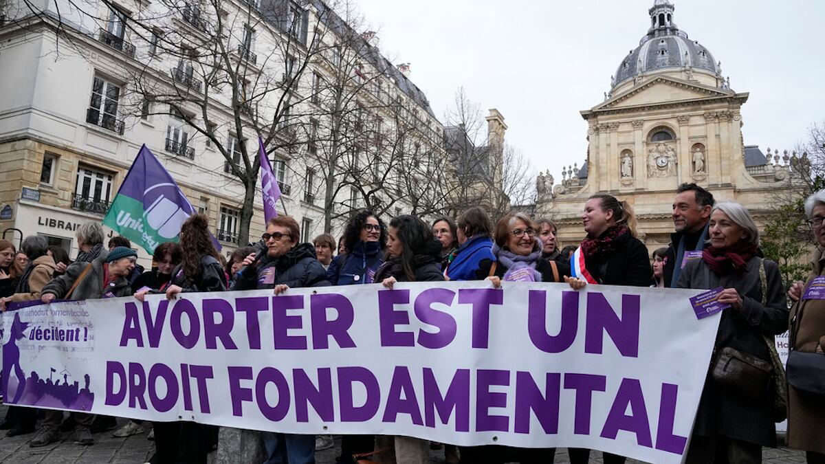 Defensores del derecho al aborto sostienen un letrero con la frase "el aborto es un derecho fundamental" en francés durante una protesta afuera de la Universidad de La Sorbona en París, el miércoles 28 de febrero de 2024. (AP Foto/Michel Euler)