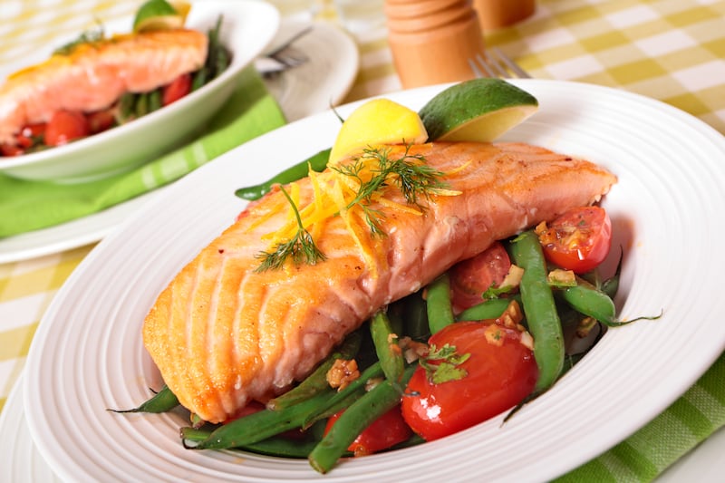 Con su abundancia de nutrientes beneficiosos, este pescado puede contribuir significativamente a tu bienestar cardiovascular, cerebral, óseo y metabólico. Foto: Freepik.
