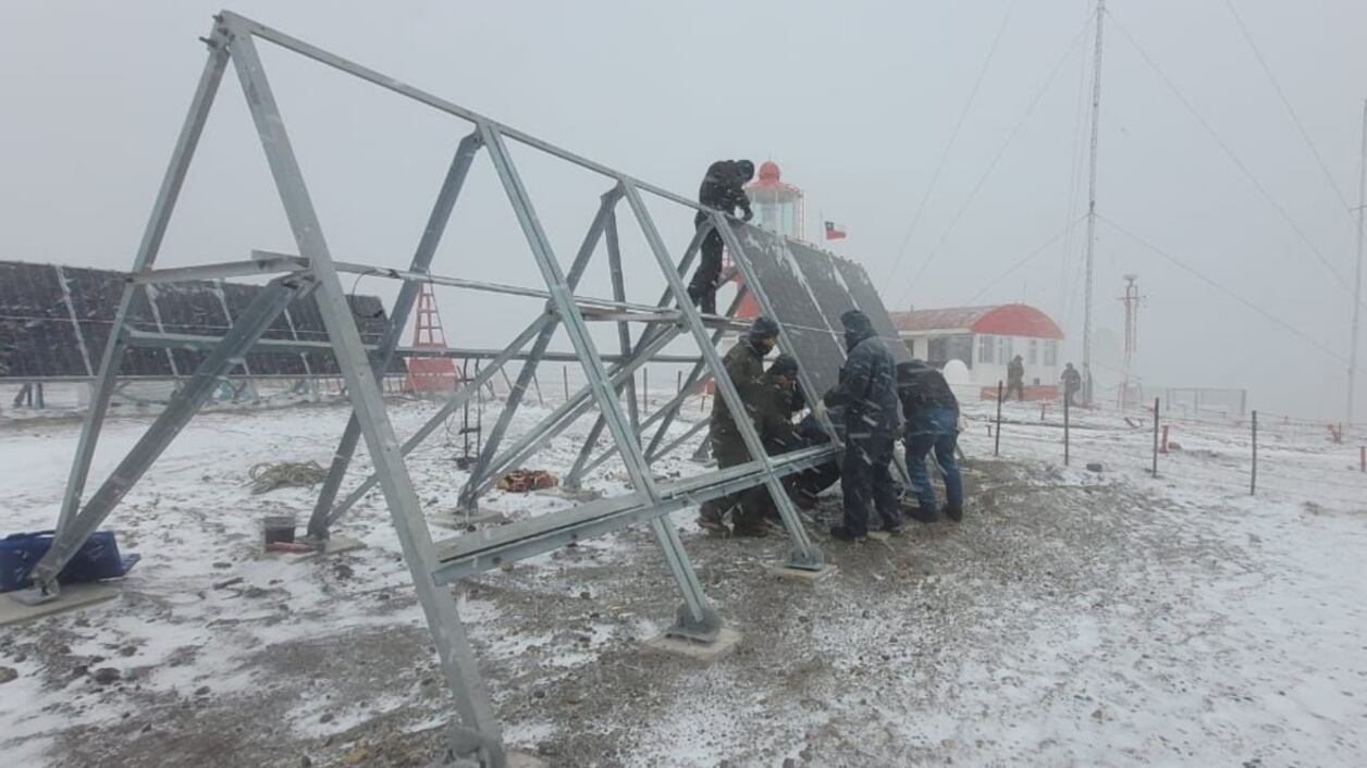 Al parecer en Chile también tenemos un presidente león, puesto luego que Gabriel Boric rugiera fuerte sobre los paneles solares argentinos instalados en territorio chileno, el país vecino comenzó la retirada de la infraestructura del Hito 1 en Magallanes.
Así lo indicó el medio trasandino Clarín, revelando que a pesar del mal tiempo de la Patagonia, los militares iniciaron los trabajos.
“Por orden del ministro de Defensa, Luis Petri, este martes militares de la Armada desmanteló los paneles solares que generaron un fuerte diferendo diplomático con Chile. Construidos en la zona más austral de Tierra del Fuego, para controlar el tráfico marítimo, uno de ellos quedó por error en territorio vecino”.