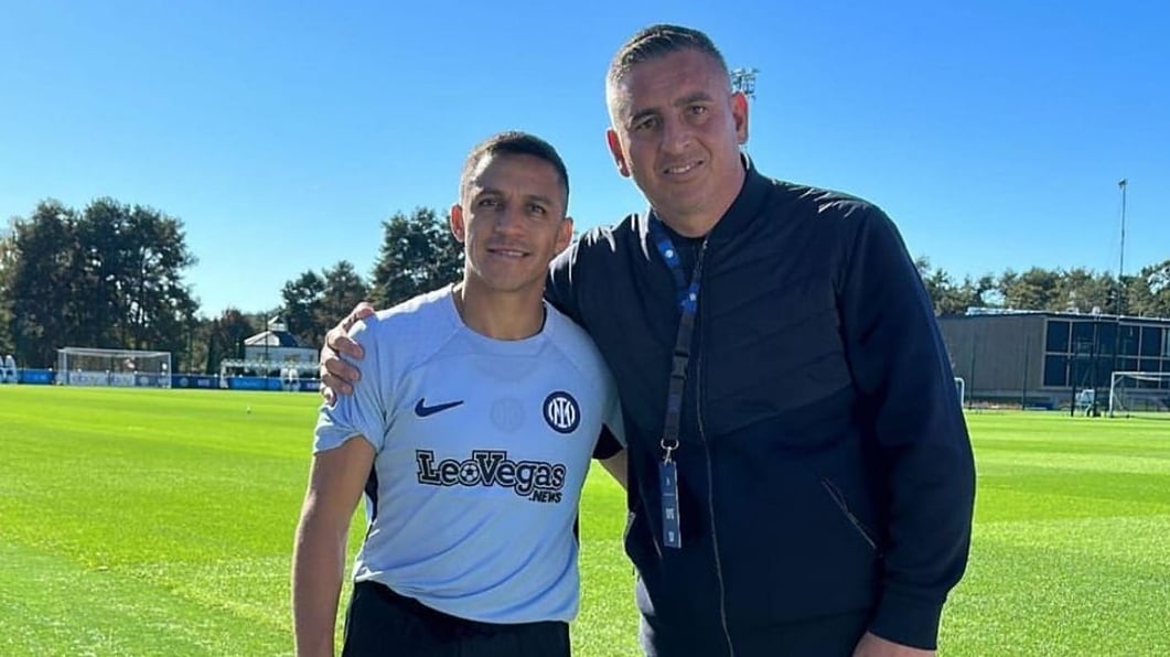 El entrenador chileno viajó a Italia y fue recibido en su estadía por Alexis Sánchez.