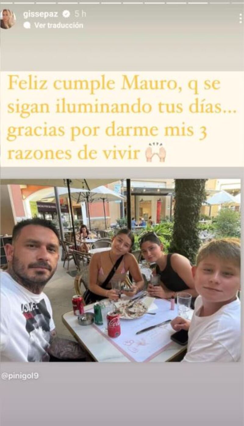La nueva paraticipante de Top Chef VIP, Gissella Gallardo, se tomó las redes sociales para saludar a su exmarido y padre de sus hijos, Mauricio Pinilla, a quien dedicó unas emotivas palabras en el día de su cumpleaños. 
A pesar del quiebre matrimonial y el historial de polémicas, la periodista demostró que llevan una buena relación, en post de la familia. 
“Feliz cumple Mauro, que se sigan iluminando tus días… gracias por darme mis tres razones de vivir”, le dedicó, junto a una foto de su exmarido almorzando con los retoños, Agustina, Matilda y Mauricio. 
El exfutbolista, quien cumplió cuatro décadas el pasado 4 de febrero, respondió a las  palabras y escribió “Gracias Paz”.