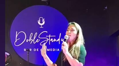 “Anoche volví a hacer stand up y fue maravilloso”. Con esas palabras Belén Mora resumió cómo fue su retorno a los escenarios, tras su paso por el Festival de Viña del Mar, el cual no terminó de la mejor manera debido a un extenso chiste sobre una ensalada, que desaliñó la última parte de rutina.
Sin embargo, a casi tres meses de su debut en la Quinta Vergara, la comedia le dio una nueva alegría durante su presentación en el evento que realiza Bernardita Ruffinelli, “La Fábrica de salchichas” en el bar “Doblestandup”.
Fue en su cuenta de Instagram donde la exMorandé con Compañía subió una foto sentada en la escaleras del pub ubicado en Santa Isabel, la lado del icónico Bar de René, junto a una aparente piscola y su pauta de chistes en la otra mano, torpedo conocido como la “chuleta”.