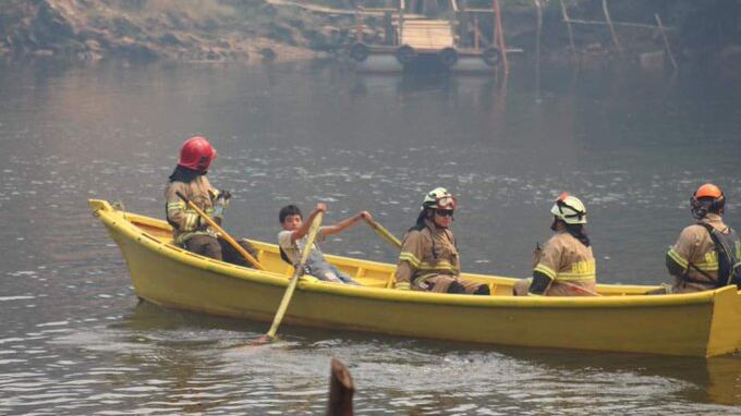 Lucas Céspedes, el niño que cruzó en bote el río Futa, en la comuna de Corral, región de Los Ríos, con el fin de llevar a un grupo de voluntarios a combatir un incendio forestal, fue homenajeado por el Cuerpo de Bomberos de Valdivia.
De acuerdo a información del Diario Austral, el reconocimiento se realizó durante la jornada del sábado, en el marco del aniversario 170 del Cuerpo de Bomberos de Valdivia, quienes se desplegaron en su tradicional desfile y muestra de carros de emergencia.
Tras dar varios homenajes, incluyendo a 99 voluntarios por su permanencia en el servicio, Bomberos destacó el gesto de Lucas Céspedes Mancilla, niño de 13 años oriundo de la comuna y que se hizo conocido en las redes tras ser captado ayudando a voluntarios a cruzar el río Futa.
En su cuenta de Twitter, desde Bomberos señalaron "¡Gracias Lucas! En el marco del desfile por los 170 años del @cbvaldiviacl, el Consejo Regional de Los Ríos, entregó un reconocimiento a Lucas Céspedes, el pequeño de 13 años que cruzó en bote el Río Futa a un grupo de Bomberos en medio de la emergencia forestal"
"Actos como estos, aunque arriesgados y difíciles a su edad, donde solo debe disfrutar de su niñez y los estudios, nos dan fuerza e instan como bomberos y bomberas a seguir trabajando", afirmaron.
"Lucas, los bomberos de Chile te agradecemos y te instamos a seguir tus estudios, a seguir disfrutando de la niñez, a seguir siendo un buen hijo, ciudadano, y cuidando a tus hermanos y familia. Desde ya te dejamos invitado a unirte a nuestra institución para que te conviertas en un futuro bombero", concluyeron.
