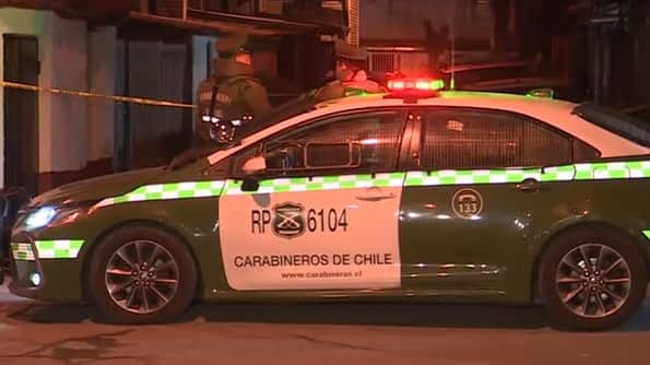 Efectivos de Carabineros llegan en un vehículo de la institución policial a un procedimiento.