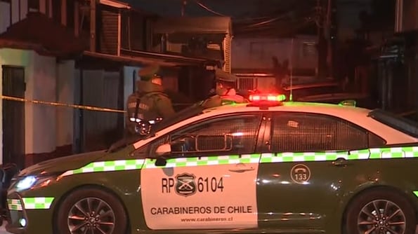 Efectivos de Carabineros llegan en un vehículo de la institución policial a un procedimiento.