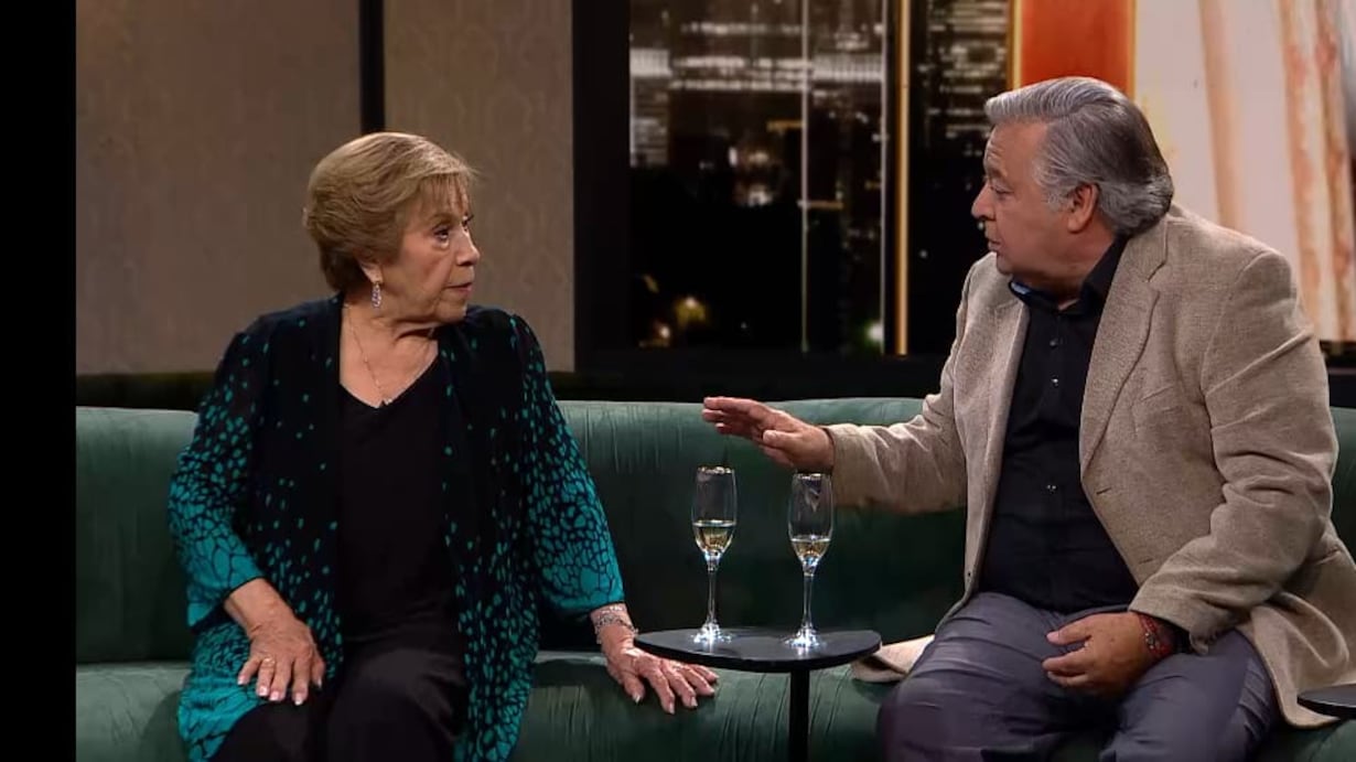 Un feroz descargo contra Ernesto Belloni realizó la comediante Paty Cofré en el programa Podemos Hablar, capítulo que saldrá emitido este viernes.
La humorista, conocida por su deslenguado minuto de confianza sin censura, recordó cuando sufrió una dolorosa lesión en una de sus rodillas, durante un show con Che Copete, lo que la obligó a pagar una costosa operación de 13 millones de pesos.
Su reclamo, medio en broma, medio en serio, fue que, a pesar que le advirtió a Belloni que estaba con problemas físicos e hizo caso omiso y se lanzó sobre ella durante una actuación que realizaron en Punta Arenas y quedó a mal traer.
Por ese motivo, lo hizo responsable de alguna manera de su fractura, pero él ni siquiera la llamó ni tampoco la ayudó a pagar la cirugía.