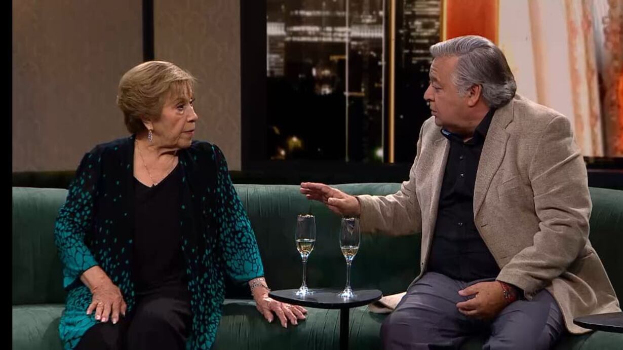 Un feroz descargo contra Ernesto Belloni realizó la comediante Paty Cofré en el programa Podemos Hablar, capítulo que saldrá emitido este viernes.
La humorista, conocida por su deslenguado minuto de confianza sin censura, recordó cuando sufrió una dolorosa lesión en una de sus rodillas, durante un show con Che Copete, lo que la obligó a pagar una costosa operación de 13 millones de pesos.
Su reclamo, medio en broma, medio en serio, fue que, a pesar que le advirtió a Belloni que estaba con problemas físicos e hizo caso omiso y se lanzó sobre ella durante una actuación que realizaron en Punta Arenas y quedó a mal traer.
Por ese motivo, lo hizo responsable de alguna manera de su fractura, pero él ni siquiera la llamó ni tampoco la ayudó a pagar la cirugía.