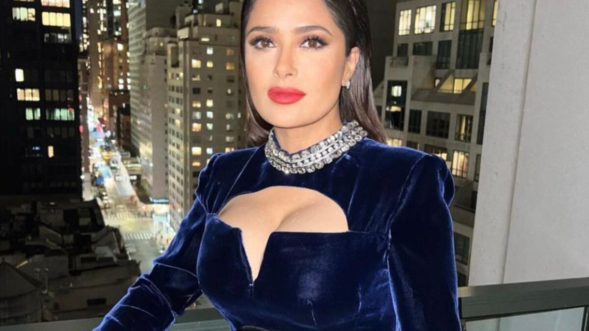 Salma Hayek usando vestido Gucci durante la cena de Caring for Women de la Fundación Kering.