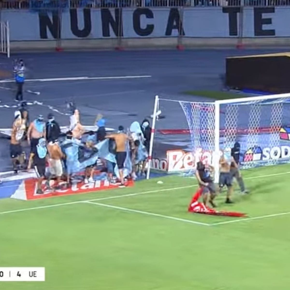 Iquique en crisis: venta del club y salida de DT tras invasión de hinchas Iquique en crisis: venta del club y salida de DT tras invasión de hinchas