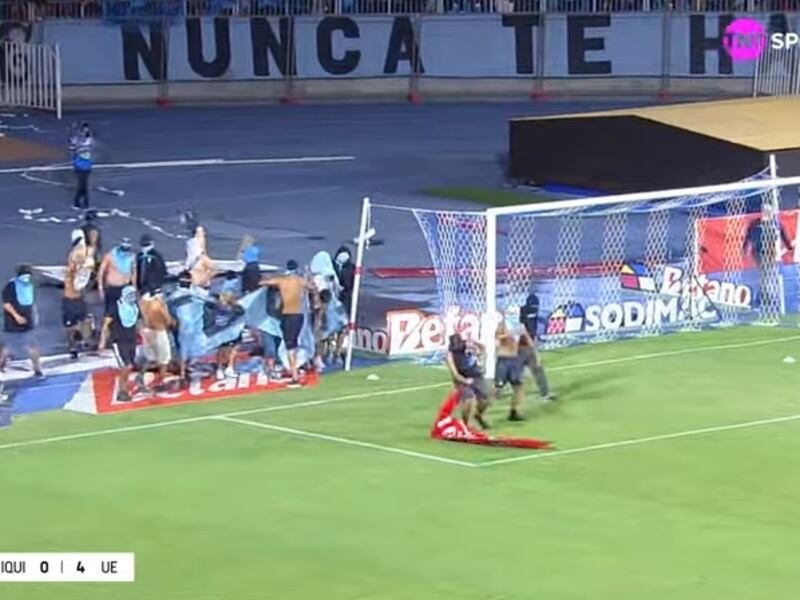 Iquique profundiza su crisis tras invasión de hinchas frente a Unión Española al confirmarse venta del club e inminente salida de su DT