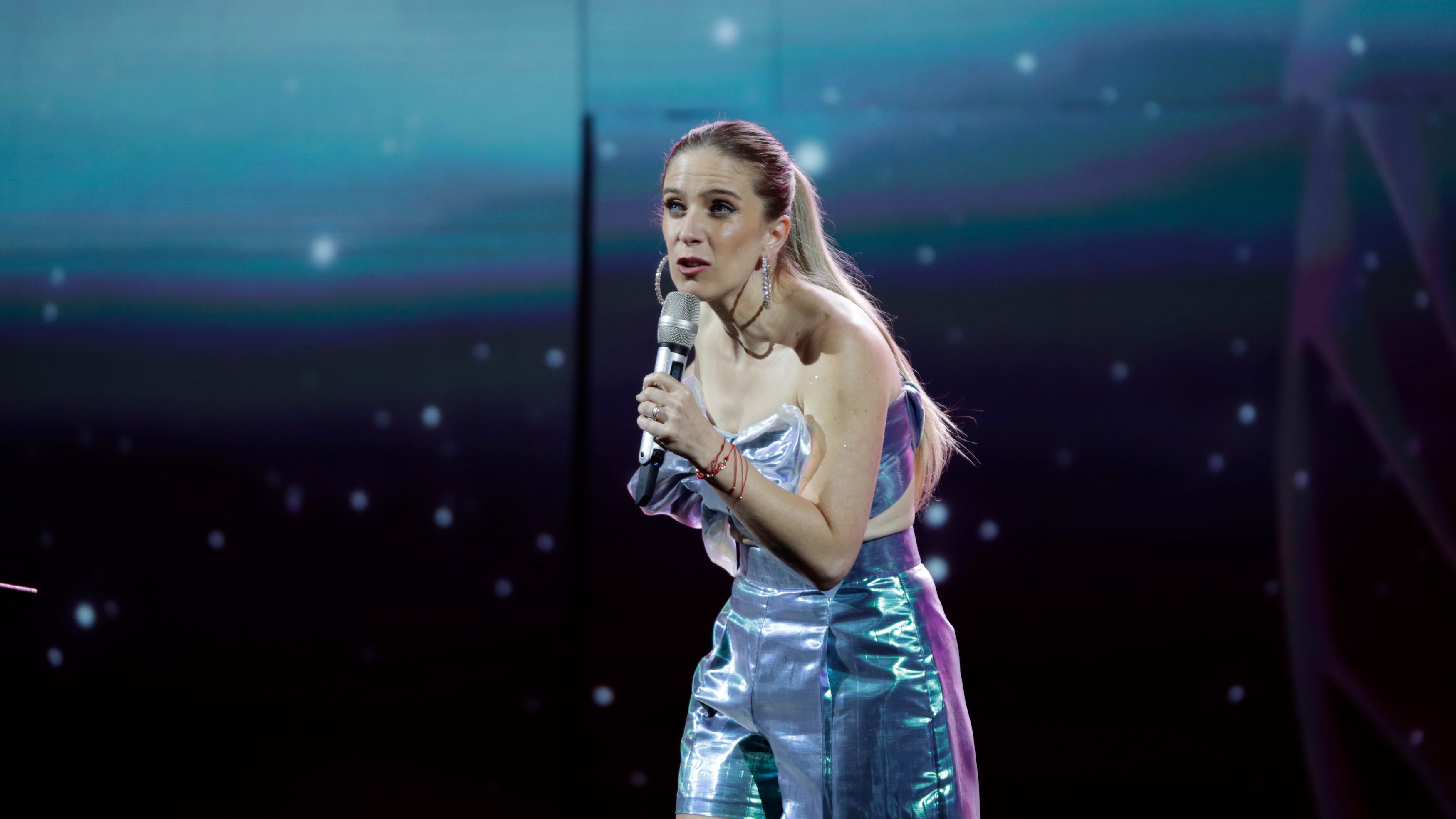 No pasaron ni cinco minutos de rutina y la comediante Alison Mandel sacó la primera risotada en la Quinta Vergara y recibió un aplauso cerrado en su regreso al Festival de Viña del Mar, tras su exitoso debut el año 2018, donde se llevó ambas gaviotas.
Al igual que aquella vez, la esposa de Pedro Ruminot nuevamente se echó al público al bolsillo, cuando contó historias sobre su marido, a quien definió como “flaite” y, por lo tanto, cumplía con todos su gustos y fetiches personales.