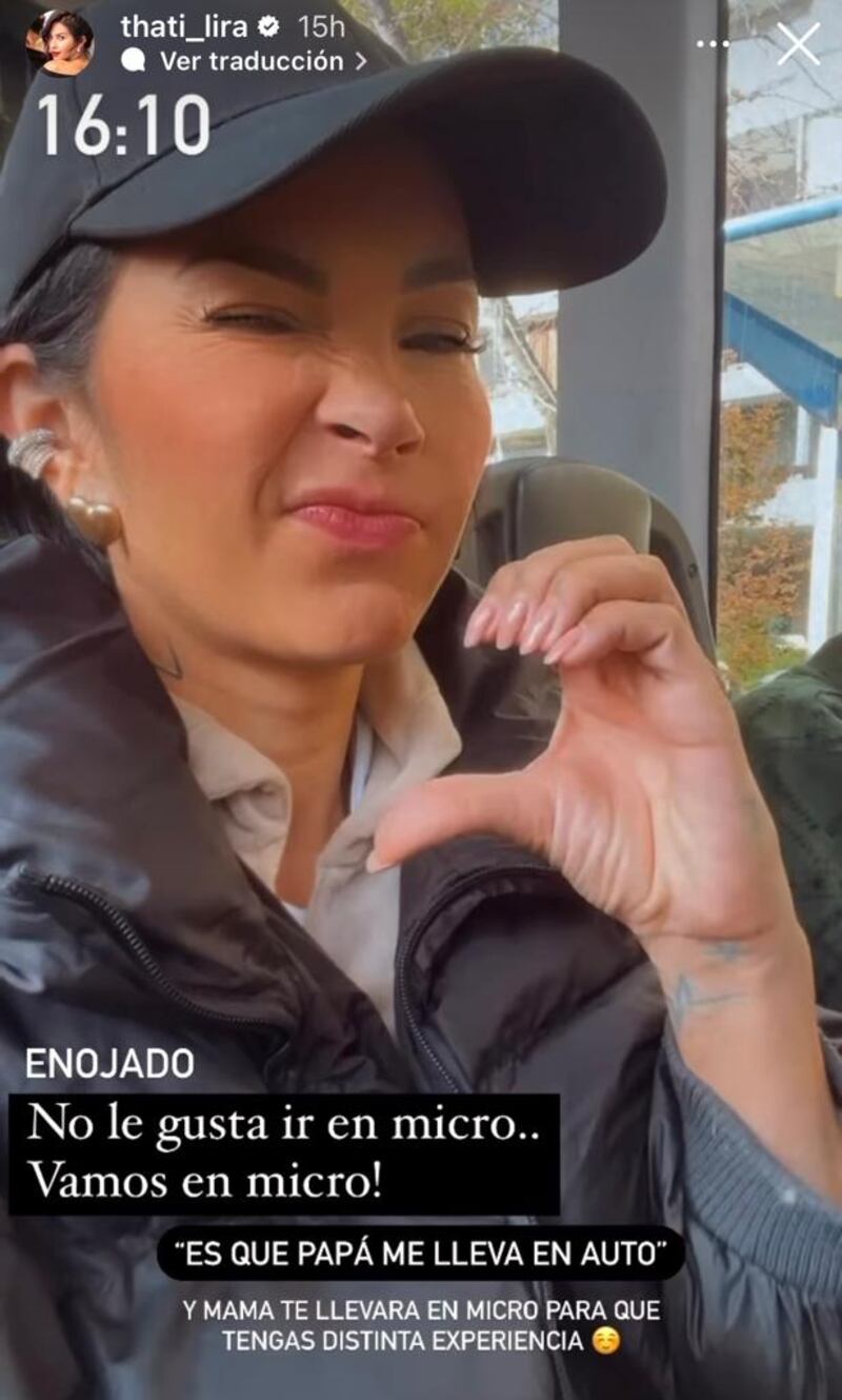 Thati Lira, modelo e influencer brasileña, dedicada al empoderamiento femenino con los eventos “Date me”, compartió una notable lección de vida para su querido hijo Pedro, la cual de seguro recordará por siempre como una manera de tener siempre los pies en la tierra, a pesar de tener padres famosos. 
Fue durante el fin de semana cuando su retoño, hijo del bailarín Axé Thiago Cunha, fue a un campeonato de fútbol, donde se luce como futuro crack, cuando su madre decidió que lo mejor era realizar el traslado en micro, tal como lo realizan día a día miles de personas. 
“Era más fácil llegar, la micro paraba al frente”, comentó la expareja de Mauricio Isla a Publimetro. 
Sin embargo, para su hijo la “experiencia” no fue del todo su agrado, en primera instancia. 
El momento, lo compartió en sus historias de Instagram donde comentó “no le gusta ir en micro...vamos en micro”, publicó, consciente que su decisión era parte de una enseñanza de vida.  
“Es que papá me lleva en auto”, le habría dicho Pedro, en relación a los traslados que realiza con su padre Thiago Cunha.
Pero, para Thati es importante que su hijo conozca todo tipo de realidades, a pesar de los privilegios. 
“Mamá te llevará en micro para que tengas distinta experiencia”, publicó Thati Lira, sacando aplausos por su decisión.
“Está acostumbrado a andar en auto con su padre, pero tiene que acostumbrarse a lo que puedo dar yo”, cerró para nuestro medio.