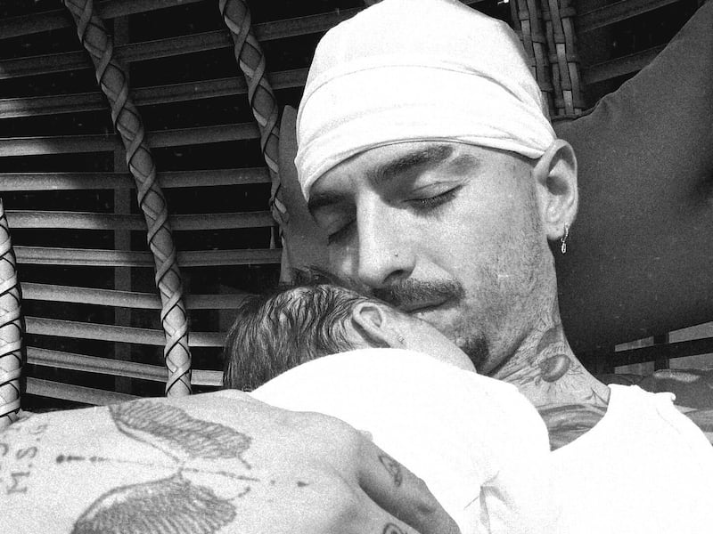Maluma reaparece en sus redes sociales luego del nacimiento de su hija