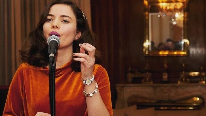 La actriz de Mega debutó anoche como cantante durante el evento de una marca de perfume.