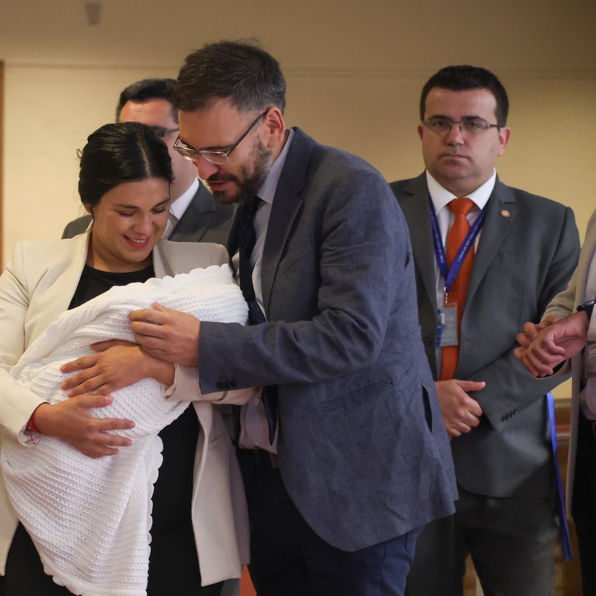 Defensoría de la Niñez descarta vulneraciones graves por hijo de diputados en Congreso Defensoría de la Niñez descarta vulneraciones graves por hijo de diputados en Congreso