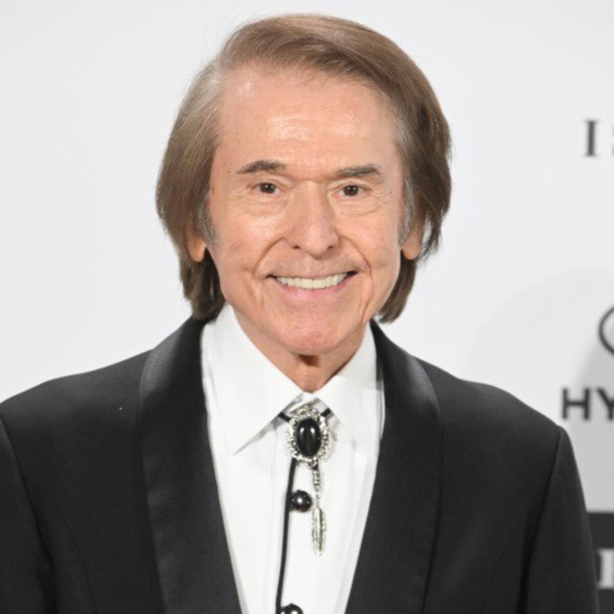 Julio Iglesias muestra su apoyo a Raphael tras ser dado de alta Julio Iglesias muestra su apoyo a Raphael tras ser dado de alta