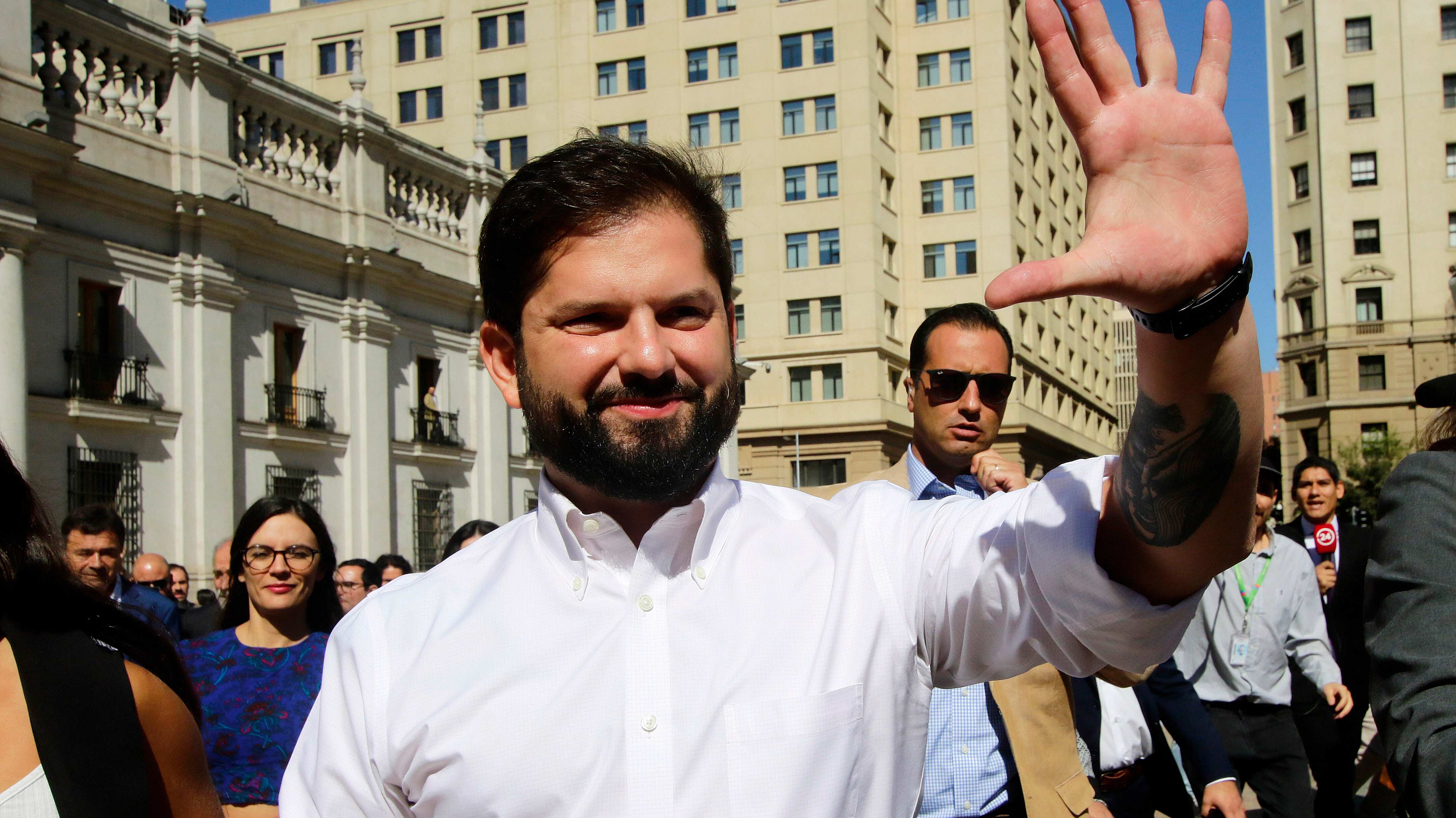Presidente de la República, Gabriel Boric, junto a su gabinete saludan simpatizantes 11/03/2023 | Javier Salvo/ Aton Chile