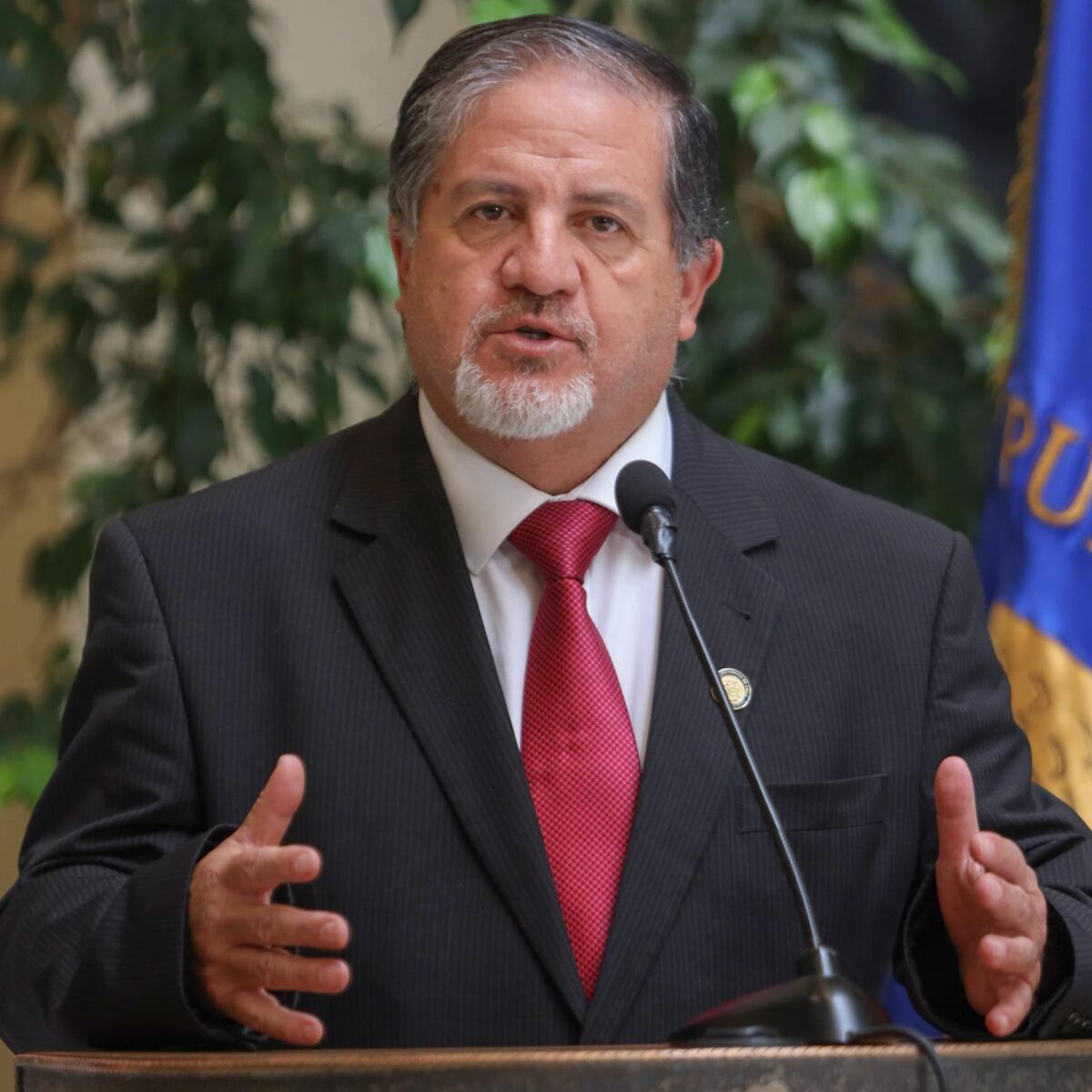 Diputado de oposición pide prohibir ingreso a extranjeros que ensucien rutas Diputado de oposición pide prohibir ingreso a extranjeros que ensucien rutas