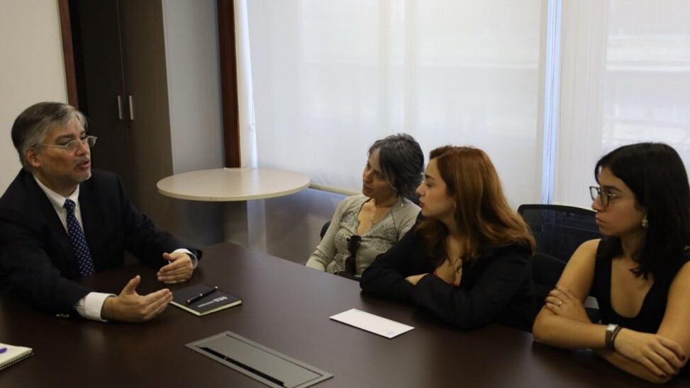 Superintendente Salazar recibe a madre de catalina
Cayazaya