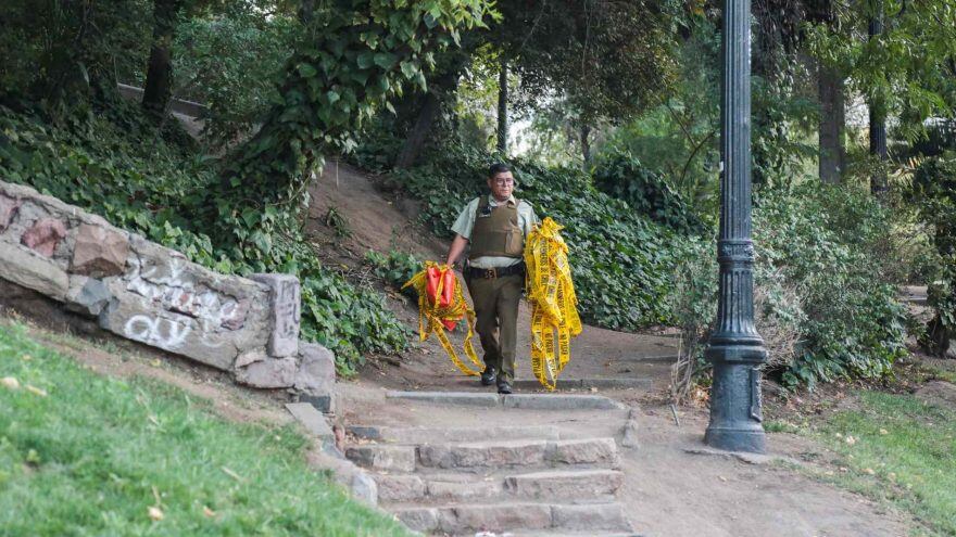Un macabro hallazgo ocurrió la tarde del sábado en el turístico cerro San Lucía, ubicado en plena Alameda, Avenida Libertador Bernardo O´Higgins, Santiago Centro. Se trata del cuerpo de un masculino que se encontraba atado a un árbol y en avanzado estado de descomposición, reveló El Dínamo.
Hasta el lugar llegó la Brigada de Homicidios Centro Norte de la PDI para investigar el cuerpo encontrado, cuya data de muerte es de casi un año indicó el inspector de Investigaciones Raúl Zúñiga.
“Se pudo establecer que tiene una data (de muerte) de 11 meses aproximadamente”, señaló.
La víctima fue encontrada por personal de aseo y hasta el momento se desconocen las causas del deceso.
“A solicitud de la Fiscalía Regional Metropolitana Centro Norte se realizan diligencias tendientes a esclarecer el hallazgo de un cadáver NN de sexo masculino, quien habría sido encontrado en las inmediaciones del cerro Santa Lucía”, agregó el inspector de la PDI.
En primera instancia se informó que el cuerpo correspondería a un hombre mayor de edad que había sido reportado como desaparecido a través de una denuncia por presunta desgracia, pero la PDI aún no logra determinar su identidad.