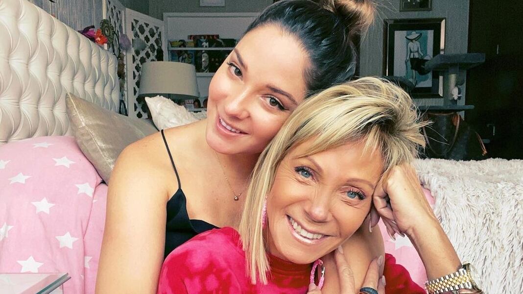 La figura de TV+ reconocerá este viernes, en el programa "Podemos hablar", que el arreglo floral que recibió en su estadía en la clínica tras su operación por una obstrucción intestinal, fue enviado por su hija Kel Calderón.