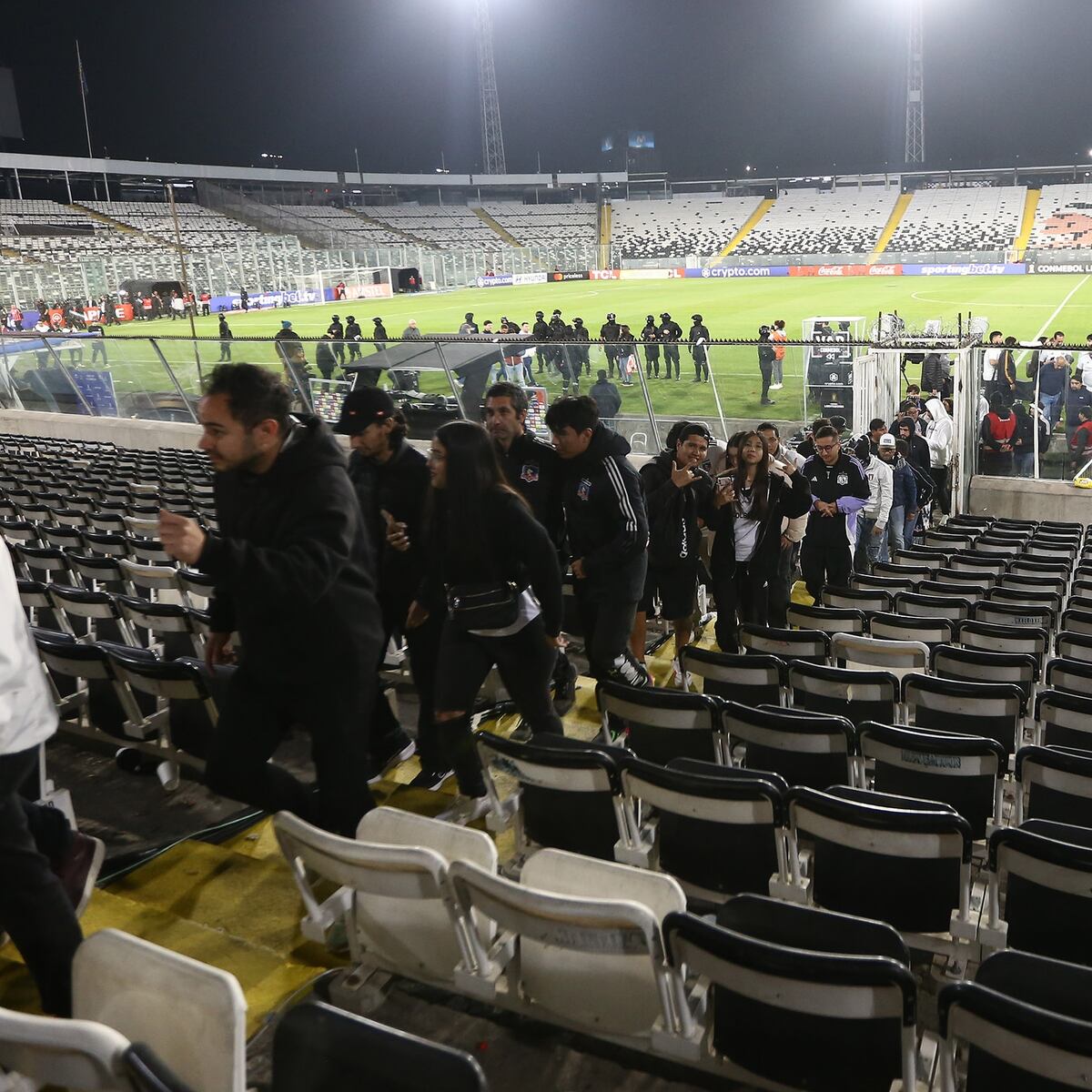Colo Colo denuncia a 15 hinchas por desórdenes y porte de armas en partido cancelado Colo Colo denuncia a 15 hinchas por desórdenes y porte de armas en partido cancelado