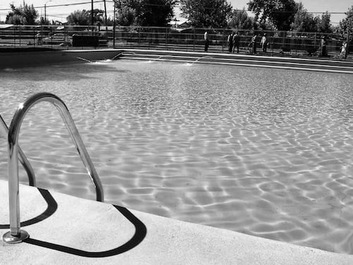 Una bebé en California muere y otra lucha por su vida luego de caer en una piscina