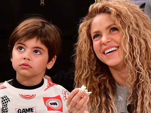 Critican a Shakira por recoger a sus hijos con un atuendo “poco apropiado”