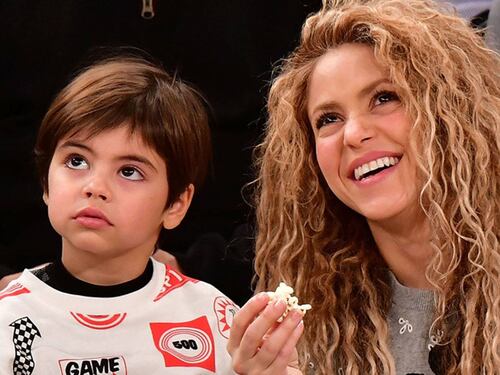 Critican a Shakira por recoger a sus hijos con un atuendo “poco apropiado”