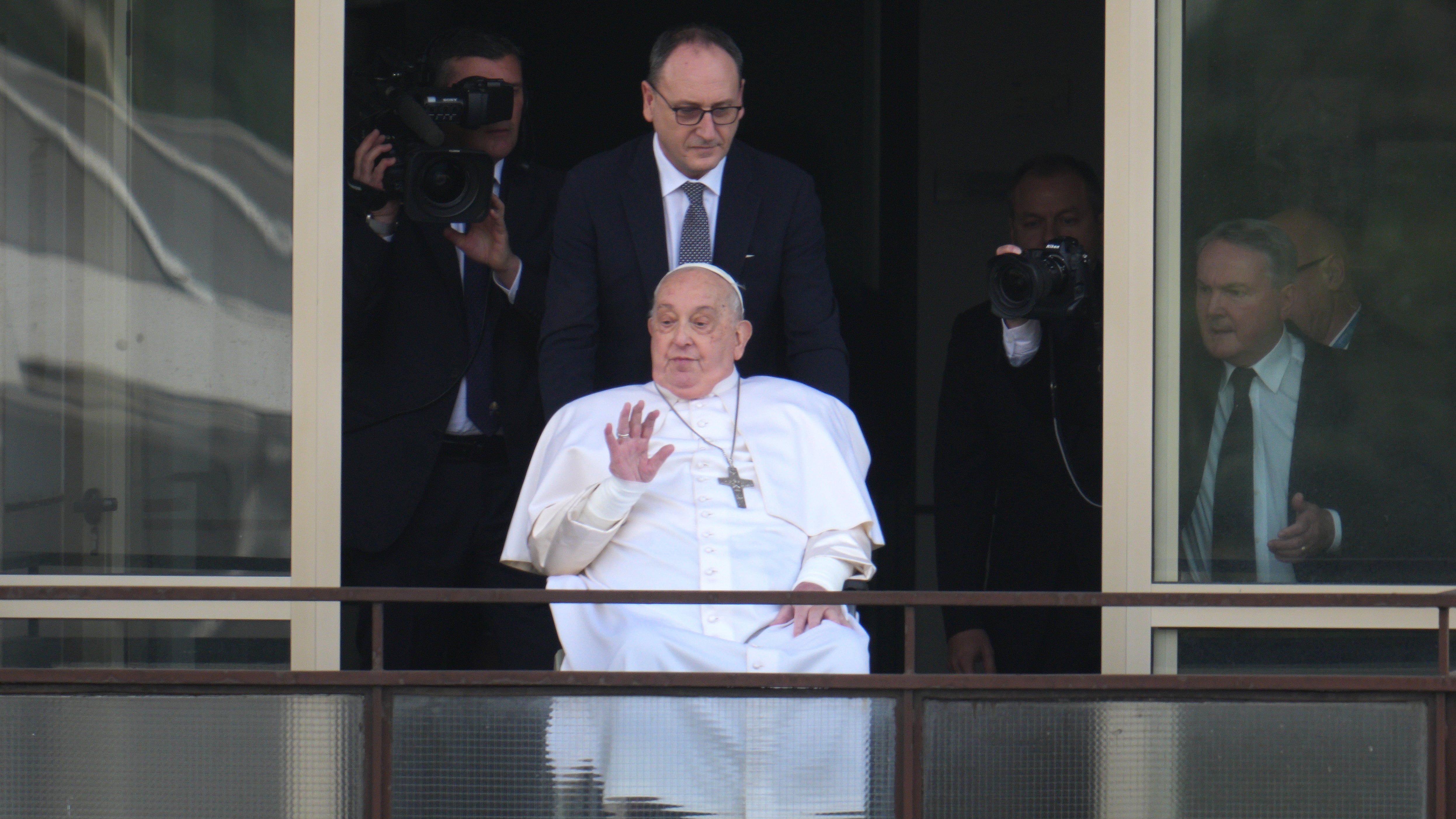 ROMA, ITALIA - 23 DE MARZO: El Papa Francisco aparece en su balcón para dirigirse a la multitud en el hospital Gemelli, su primera aparición pública desde su ingreso hospitalario el 23 de marzo de 2025 en Roma, Italia. El pontífice de 88 años ingresó el 14 de febrero con una infección respiratoria y una neumonía doble. El Vaticano informó ayer que su estado de salud general se mantiene estable, con ligeras mejorías. (Foto de Christopher Furlong/Getty Images)