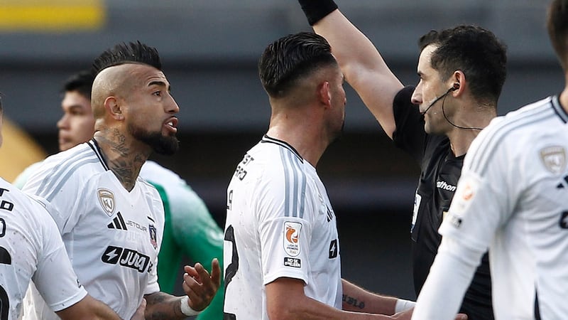 Lapidario informe de árbitro que expulsó a Arturo Vidal: lo acusa de agredirlo con groserías y jugador de Colo Colo arriesga quedar fuera del Superclásico