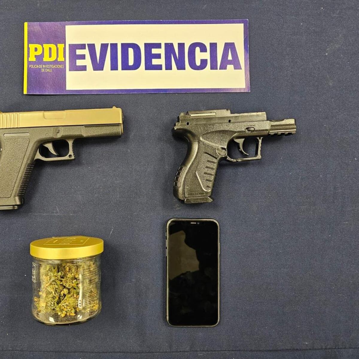 Detenidos tres estudiantes por manipular armas en Isla de Maipo Detenidos tres estudiantes por manipular armas en Isla de Maipo