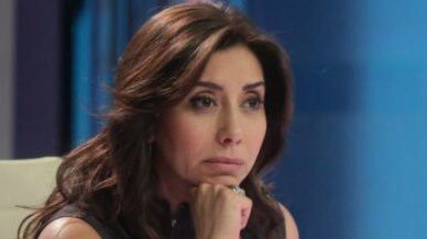 El periodista y editor del programa “Zona de estrellas”, Pablo Candia, reveló cuál sería el motivo que tiene molesta a Carmen Gloria Arroyo con TVN, señalando que el enojo tendría relación “con otra mujer”.
“A mí me llegó información de muy buena fuente al interior de TVN que me dice que efectivamente en algún momento Carmen Gloria estuvo en conversaciones con Canal 13, pero no se llegó a nada finalmente. Lo que sí es cierto es que ella está muy dolida con el canal, porque me dicen textual ‘no han sabido tener tino con Carmen Gloria dentro de TVN”.
Según explicó Candia La Jueza estaría sentida con el canal desde el verano, por no haberla considerado por uno de los eventos más importantes que transmite la señal y le dieron la oportunidad a otra mujer que recién se incorporaba a Televisión Nacional.
“El real motivo de la molestia de Carmen Gloria Arroyo con TVN, tiene que ver con otra mujer...la real molestia de Carmen Gloria pasa porque el canal no le dio el Festival de Olmué”, contó.
Además, agregó que “(TVN) Se lo dio a Ivette Vergara cuando llevaba solamente un par de meses trabajando dentro del canal. Ese es el real motivo que tiene cansada, cabreada y choreada a Carmen Gloria Arroyo porque no la han sabido tratar con tino y no la han sabido aprovechar”, aseguró el editor del programa de espectáculos.