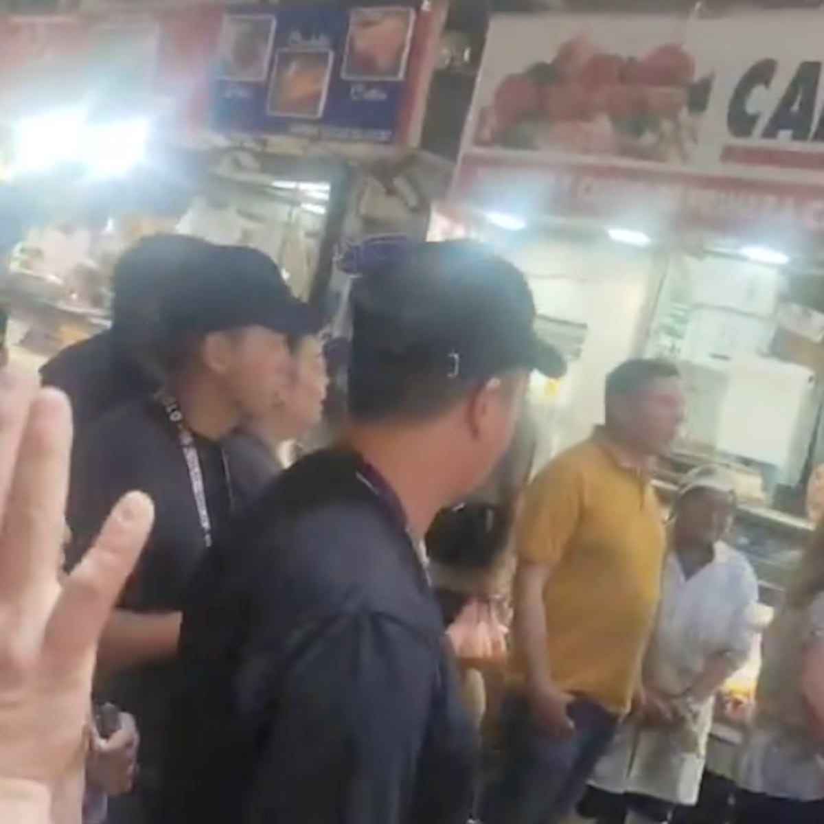 José Antonio Kast recibe insultos en barrio Franklin José Antonio Kast recibe insultos en barrio Franklin