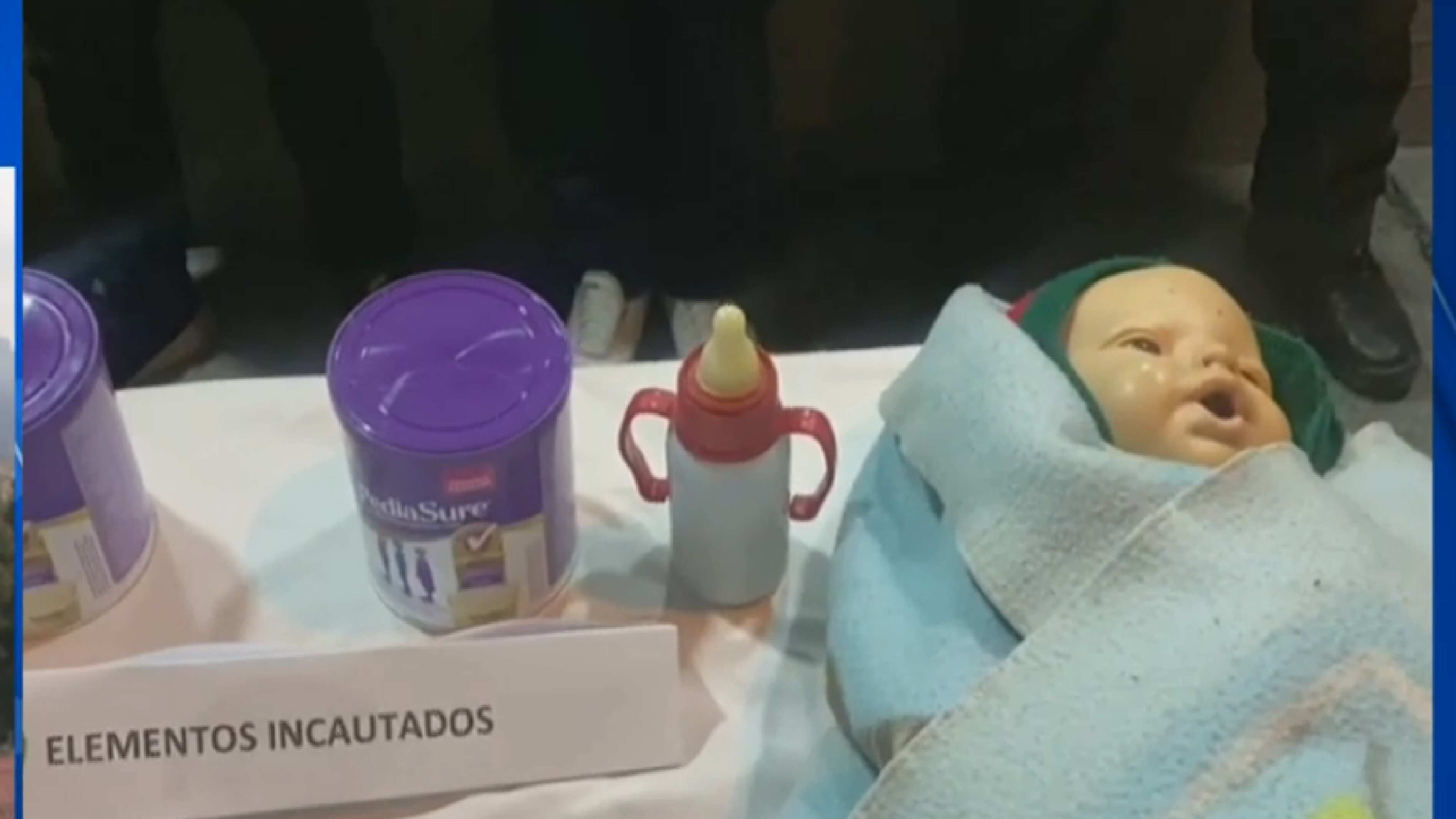 La pareja tenía una guagua de mentira.