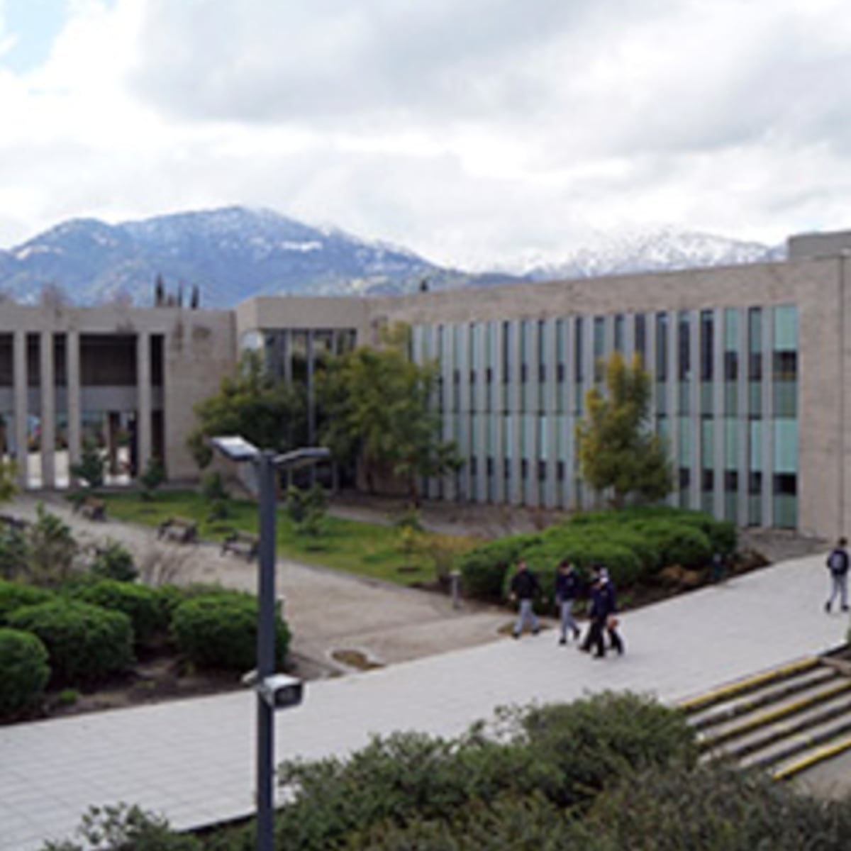 Demandan a Santiago College por manipulación de fotos Demandan a Santiago College por manipulación de fotos