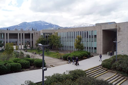 Padres demandan a Santiago College tras acusación contra alumno por supuesta manipulación de fotos: Fiscalía no encontró pruebas