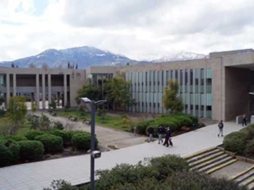 Padres demandan a Santiago College tras acusación contra alumno por supuesta manipulación de fotos: Fiscalía no encontró pruebas