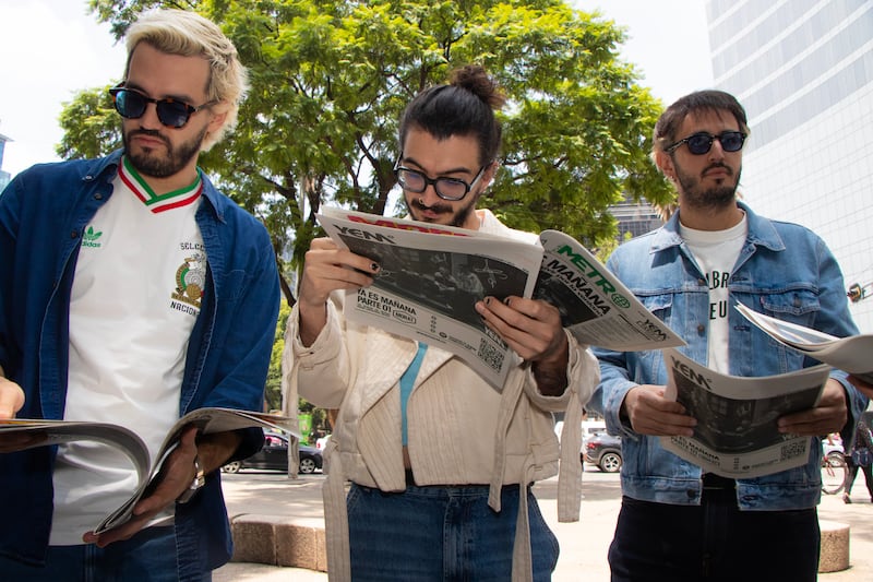 Morat repartiendo ejemplares de Publimetro México en el Paseo de la Reforma