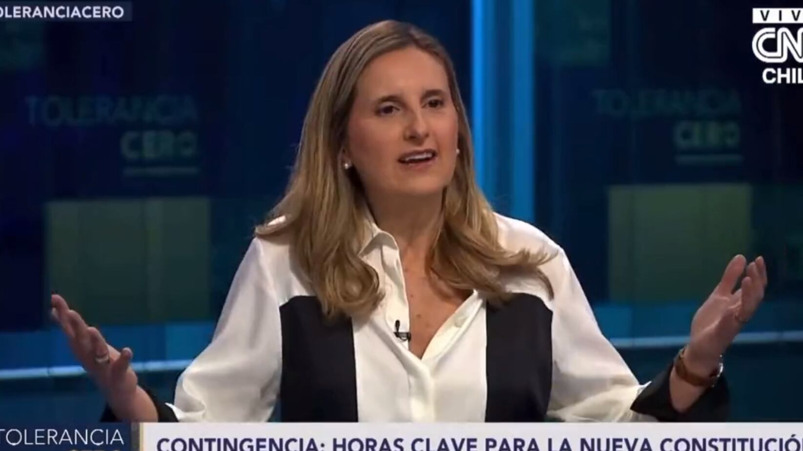 Un fuerte sismo de 6,6 grados en la escala de Ritcher se registró la noche del domingo en el centro y sur de Chile, con epicentro a 52 kilómetros al noreste de Lonquimay, en la Región de la Araucanía, y a unos 206 kilómetros de profundidad.
Fue pasadas las 23:00 horas cuando el temblor interrumpió las transmisiones de Gran Hermano y Tolerancia Cero, programas que estaban en vivo.
“interrumpimos la nota porque está temblando en este momento...pero aquí no se está sintiendo casi, está todo bajo control...estamos bajo unas luces bien importante, pero les damos tranquilidad en sus casas”, dijeron los animadores Julio César Rodríguez y Diana Bolocco, tranquilizando también al público presente.