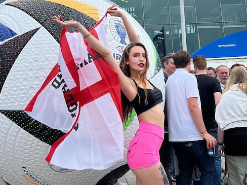 Aficionada posa en topless en pleno partido de la Euro 2024