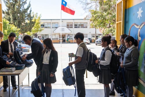 ¿Revisión de mochilas? El Colegio de Profesores tilda de “pobre” y “efectista” el proyecto Escuelas Protegidas de Kast